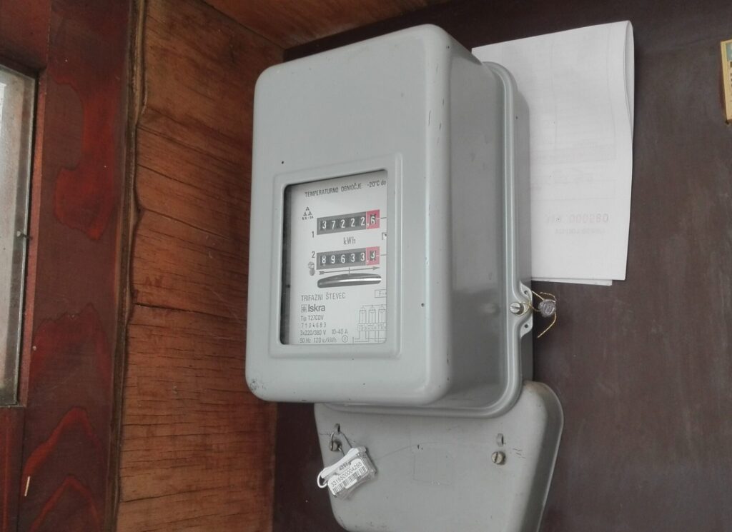 ОД СУТРА ПОСKУПЉУЈУ СТРУЈА И ГАС: Ево за колико ће бити ВЕЋИ рачуни, спремите своје новчанике