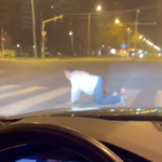 (ВИДЕО) СНИМАЛИ ЧОВЕКА КАКО ПУЗИ НА ПЕШАЧКОМ ПРЕЛАЗУ