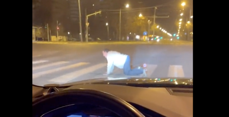 (ВИДЕО) СНИМАЛИ ЧОВЕКА КАКО ПУЗИ НА ПЕШАЧКОМ ПРЕЛАЗУ - Паланка данас