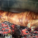 НЕКОМ ПОБЕГНЕ ПРАСЕ ЗА БОЖИЋ А ВАЉЕВАЦ ПРЕВАЗИШАО СВЕ И ИЗГУБИО ПЕЧЕНО ПРАСЕ