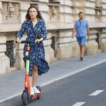 НОВИ ЗАКОН ЗАБРАЊУЈЕ ЕЛЕКТРИЧНЕ ТРОТИНЕТЕ НА ТРОТОАРУ