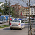 ПОЛИЦИЈА У ПАЛАНЦИ ПРИВЕЛА ВОЗАЧА КОЈИ ЈЕ ПИЈАН ВОЗИЛОМ СЛЕТЕО СА ПУТА И ДРУГОГ КОЈИ ЈЕ ВОЗИО СА ЛАЖНИМ ТАБЛИЦАМА