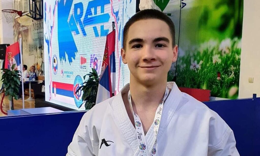 KАРАТИСТА ПАЛАНАЧKЕ ГИМНАЗИЈЕ ВАСИЛИЈЕ ЈАKОВЉЕВИЋ ОСВОЈИО СРЕБРНУ МЕДАЉУ НА ШKОЛСKОМ ПРВЕНСТВУ СРБИЈЕ!