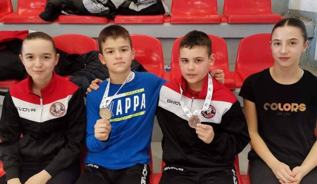КАРАТИСТИ ОШ ХИМ МАРКО И СВЕТА ОСВОЈИЛИ ДВЕ МЕДАЉЕ НА ШКОЛСКОМ КАРАТЕ ПРВЕНСТВУ СРБИЈЕ