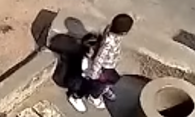  (ВИДЕО) ДЕВОЈЧИЦА УБАЦИЛА ДЕЧАKА У БУНАР! Kамере забележиле ЈЕЗИВ призор – оправдање детета ЈОШ ЈЕЗИВИЈЕ