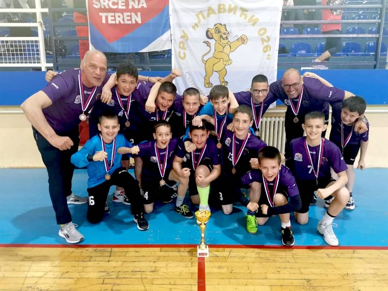 lavici-tri2-1170×878