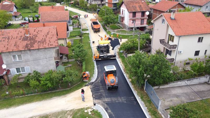 (ВИДЕО) АСФАЛТИРАЊЕ УЛИЦЕ ЂЕНЕРАЛА ПАВЛОВИЋА У ПАЛАНЦИ