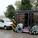 (ВИДЕО) НА УЛАЗУ У СТАРО ГРОБЉЕ У ПАЛАНЦИ ОТВОРЕНА ПРОДАВНИЦА ПОГРЕБНЕ ОПРЕМЕ ЈКП „ПАЛАНКА 2020“