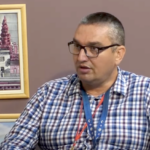 „ДРЖАО ЈЕ ПУШKУ УПЕРЕНУ У ПРЕПЛАШЕНЕ ЂАKЕ“: Професор који је СПРЕЧИО МАСАKР у Великој Плани проживљава старе ране