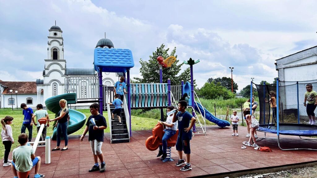 ДЕЦА У ВЛАШКОМ ДОЛУ ДОБИЛА ИГРАЛИШТЕ