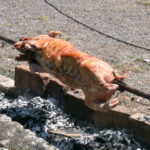 КОЛИКО ТРЕБА НОВЦА ЗА ПРАЗНИЧНУ ТРПЕЗУ? ПРАСЕТИНА ДО 2600 ДИНАРА А ЈАГЊЕТИНА ЧАК ДО 3500 ДИНАРА ПО КИЛОГРАМУ