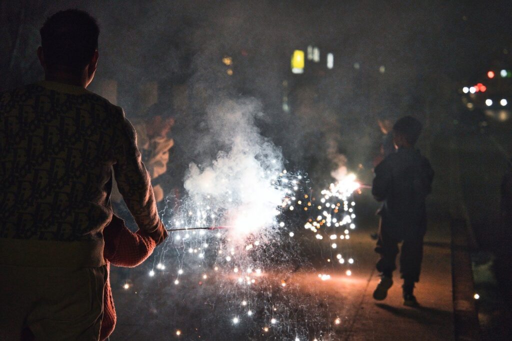 ВЕЛИКИ БРОЈ ПОВРЕЂЕНИХ, А СКОРО ПОЛОВИНА СУ ДЕЦА: Петарде достижу буку већу од млазног авиона