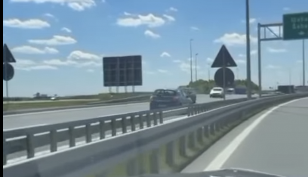 „ДА ЛИ ЈЕ ОН НОРМАЛАН БРЕ?!“ Ово се стварно не виђа сваки дан – Нови снимак несавесне вожње на путевима Србије разбеснео све (ВИДЕО)