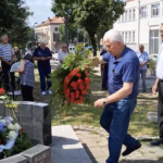 (ВИДЕО) НА ВИДОВДАН ПОЛОЖЕНИ ВЕНЦИ НА СПОМЕНИК ПАЛАНЧАНИМА СТРАДАЛИМ У РАТОВИМА 1991-1999