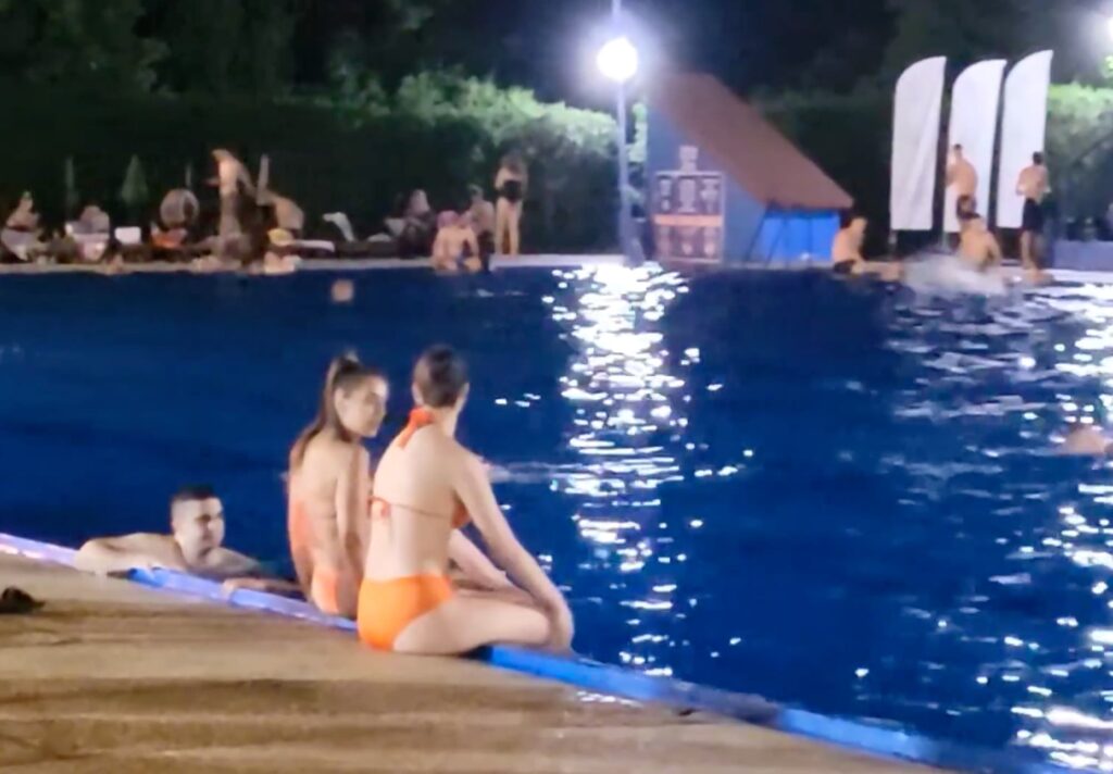 Ноћно купање на паланачком базену – музика, купање и забава под звездама