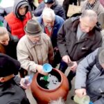 Како и колико СЕ ЧУВА БОГОЈАВЉЕНСКА СВЕТА ВОДИЦА: Шта да учините ако вам је преостало још прошлогодишње