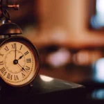 Почело зимско рачунање времена, казаљке померене за један сат уназад: Дан ће нам трајати 25 сати, а када чујете кад ће пасти мрак