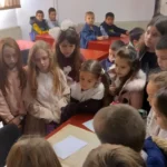 Ученици ОШ „Херој Иван Мукер“ посетили изложбу „Украси света“ у Историјском архиву