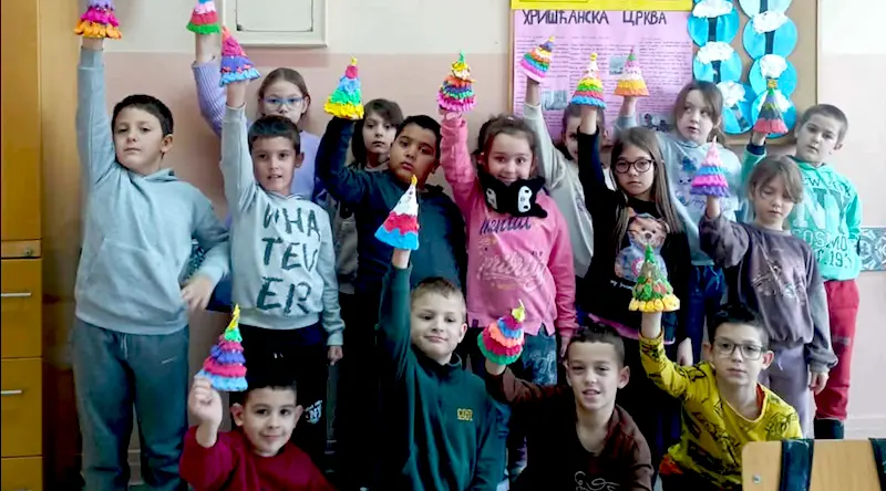 ПРАЗНИЧНА АТМОСФЕРА У ОШ „ХЕРОЈ ИВАН МУКЕР“: КАДА УЧИОНИЦЕ ЗАПЛЕШУ У НОВОГОДИШЊЕМ РИТМУ